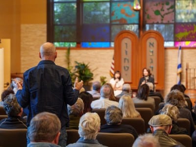 Nearly 200 attendees filled the house at Napa's Congregation Beth Shalom, many raising questions about local news and national politics for NPR's Mara Liasson on Feb. 1, 2026. Tim Carl, Napa Valley Features photo