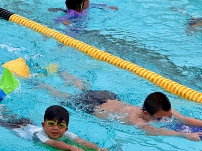 kids swimming in pool lanes
